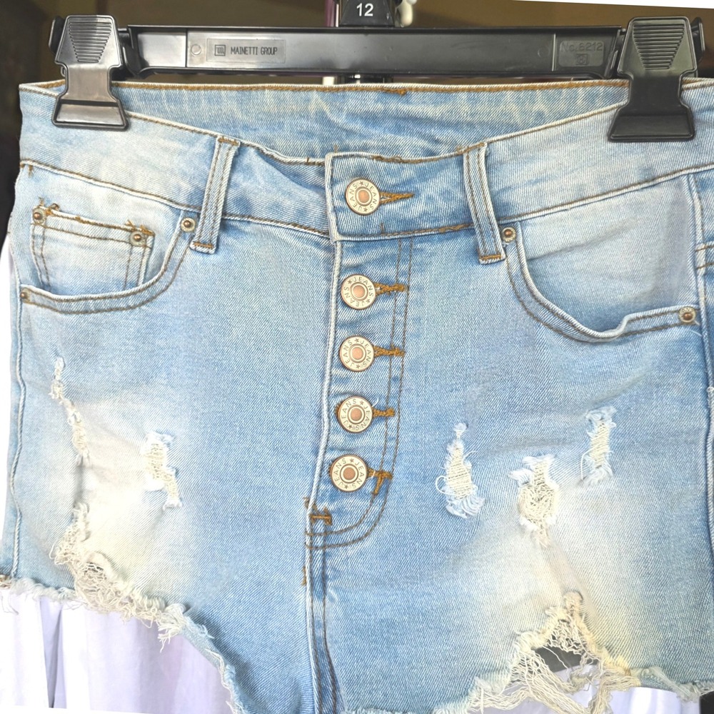 Nwot distressed Denim Shorts Juniors Size Button Fly Light Wash Ripped Raw Hem